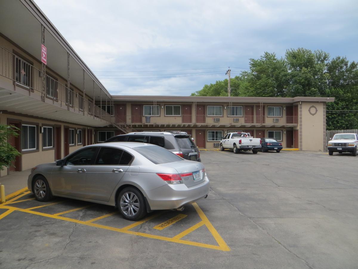 Deluxe Inn/Extended Stay - Council Bluffs Carter Lake ภายนอก รูปภาพ